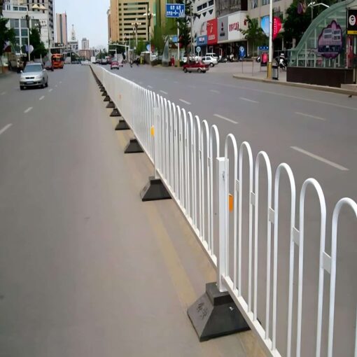 แผงกั้นเหล็กทำสีขาว