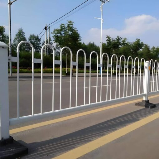 แผงกั้นเหล็กทำสีขาว