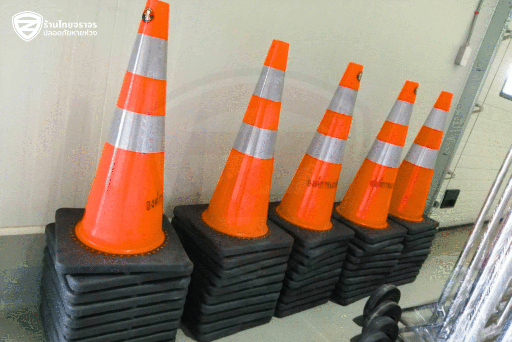 กรวยจราจร PVC ขนาด 70 ซม. ฐานยางเพิ่มน้ำหนัก